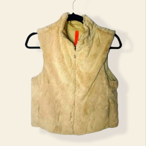 Blush Beige Sleeveless Faux Fur Full Zipper Vest - Picture 1 of 2